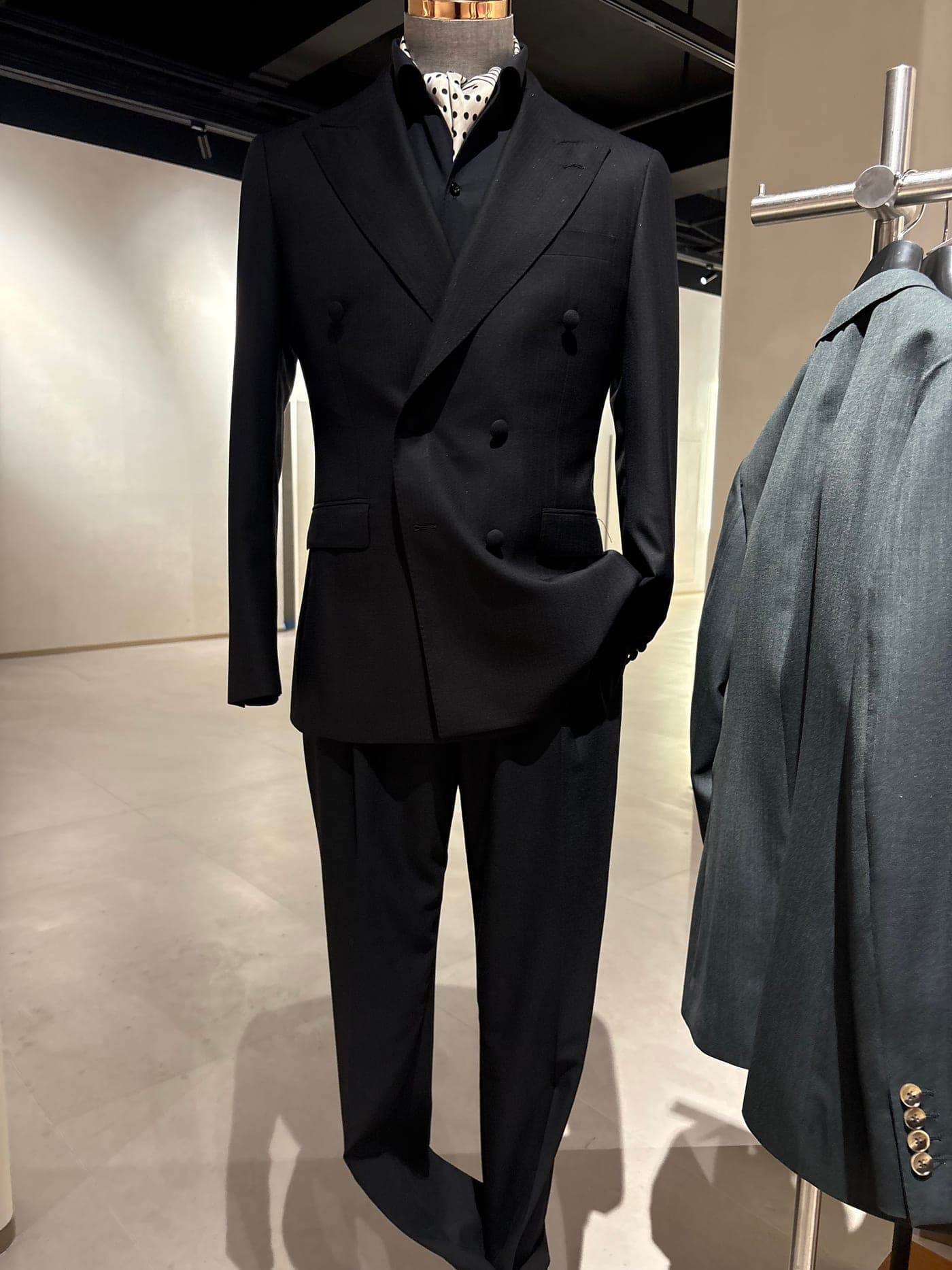 Half Canvas vs. Full Canvas Suits: A Guide for Menswear Brands